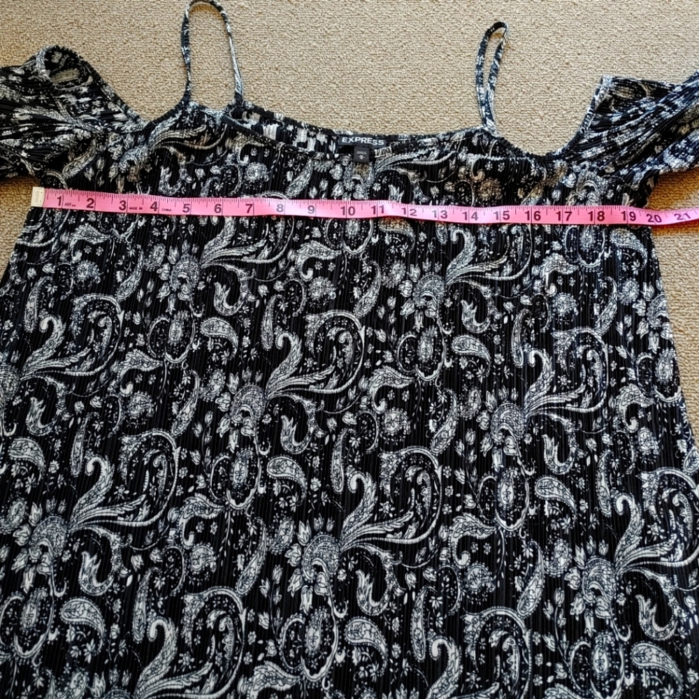 Express paisley print cold shoulder pleated top - Picture 5 of 7